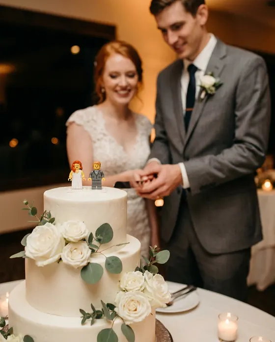 Concept render: cake topper minifigure gift moment 1